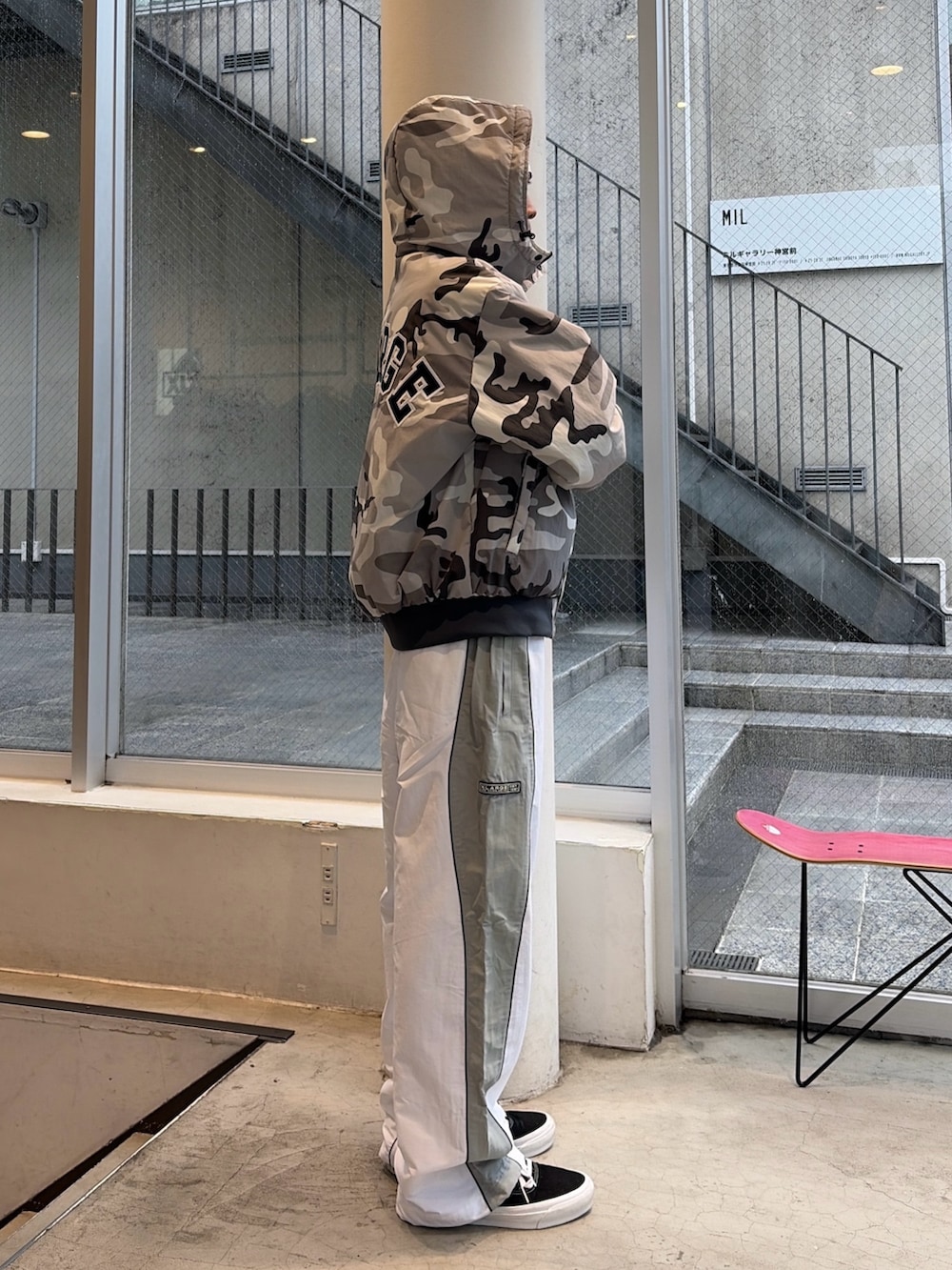 その他のブルゾン、ホワイト系のその他パンツ、その他のニットキャップ/ビーニーを着用したメンズの秋コーディネートの7枚目の写真