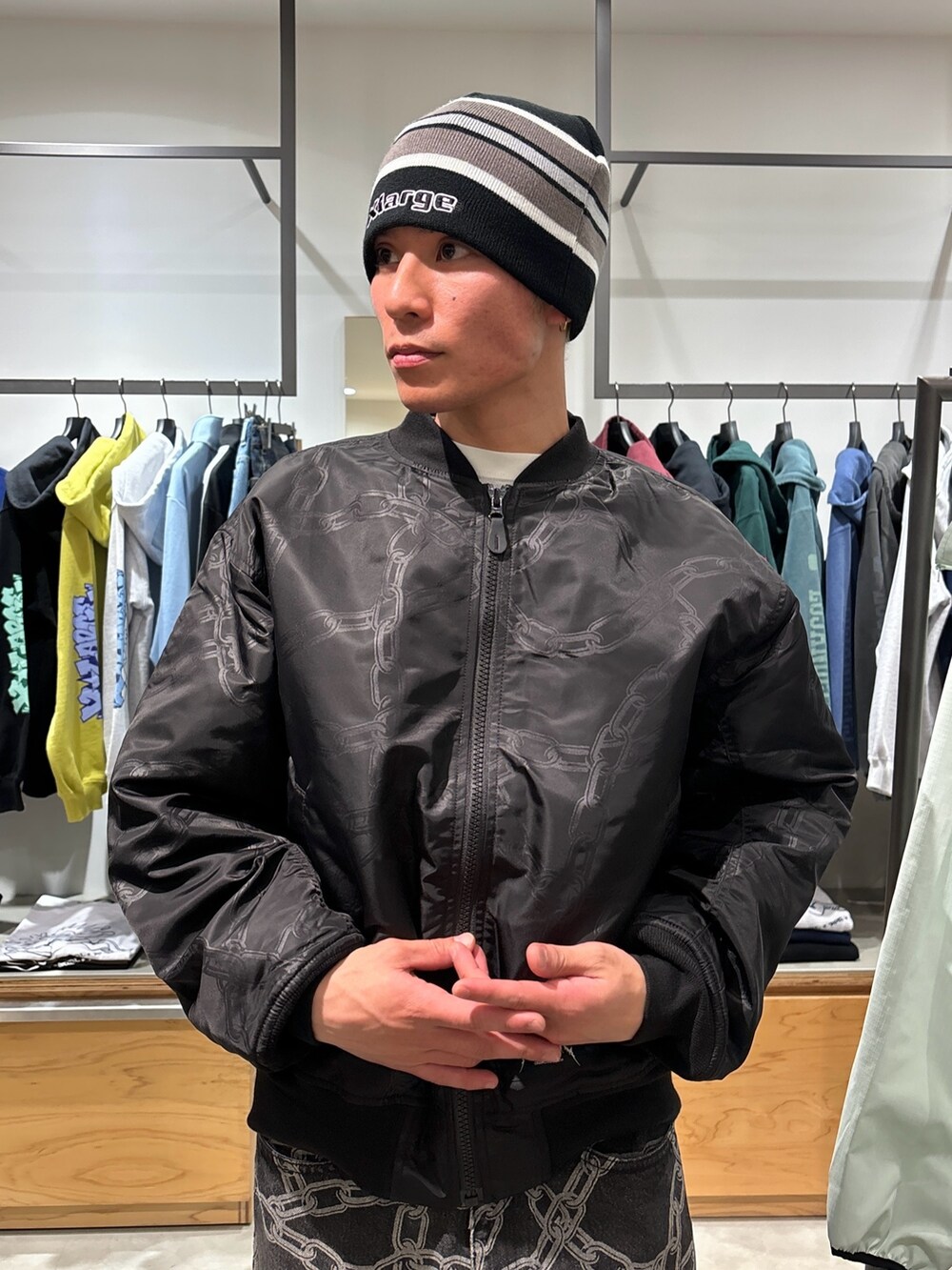 ブラック系のデニムパンツ、ブラック系のブルゾン、ブラック系のニットキャップ/ビーニーを着用したメンズの春コーディネートの5枚目の写真