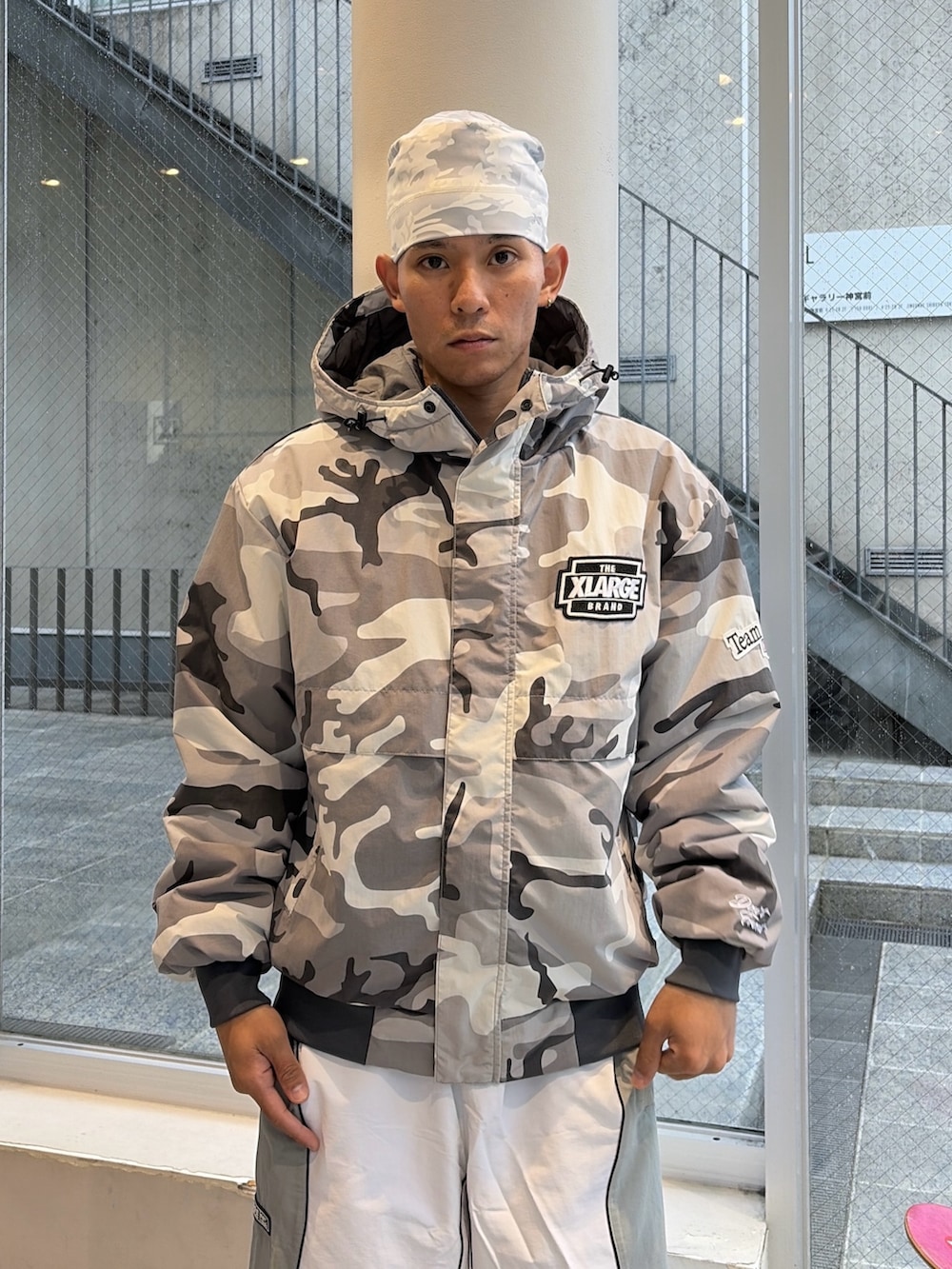 その他のブルゾン、ホワイト系のその他パンツ、その他のニットキャップ/ビーニーを着用したメンズの秋コーディネートの8枚目の写真