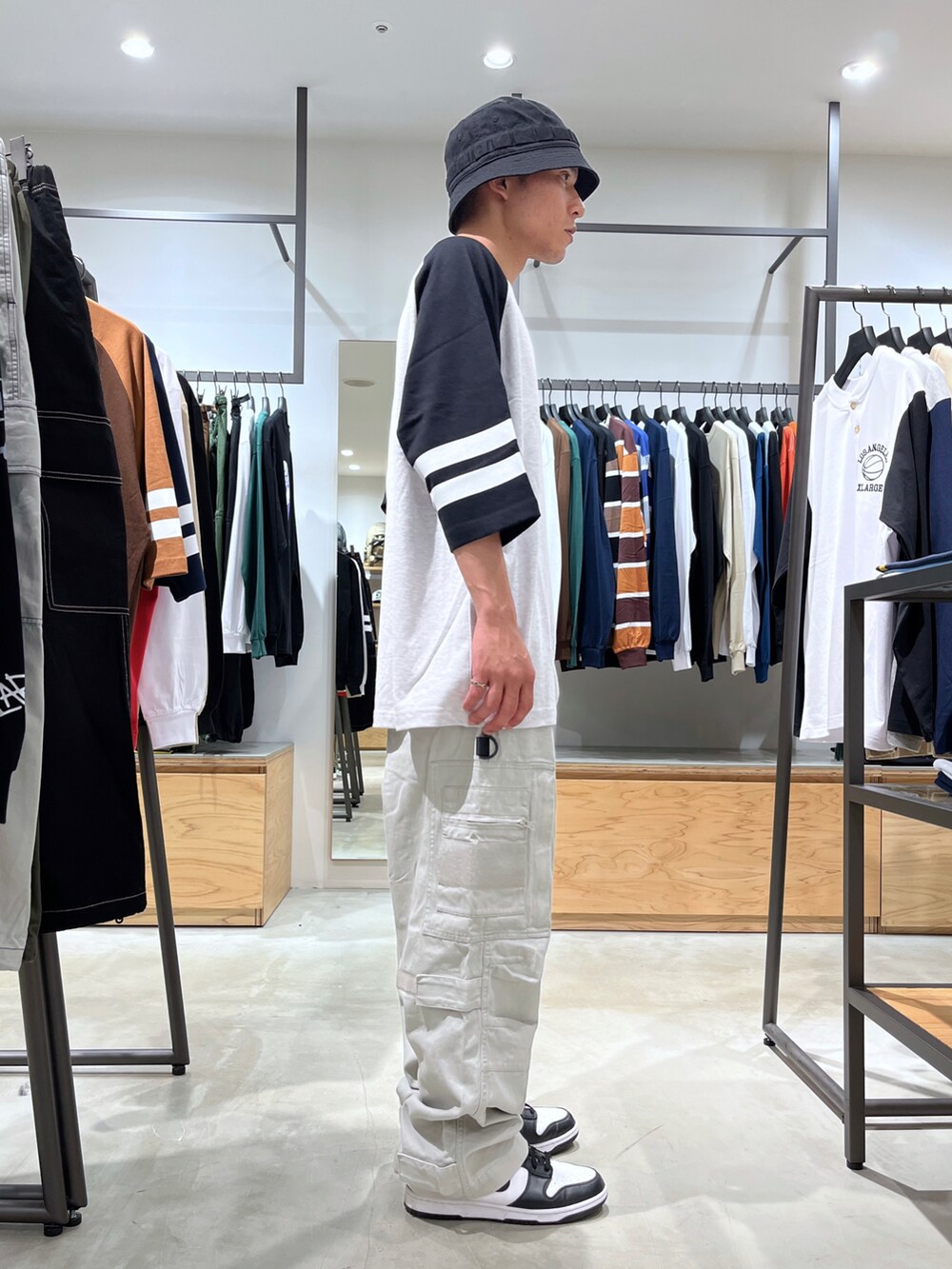 ブラック系のその他パンツ、ブラック系のTシャツ/カットソー、ブラック系のハットを着用したメンズの夏コーディネートの3枚目の写真