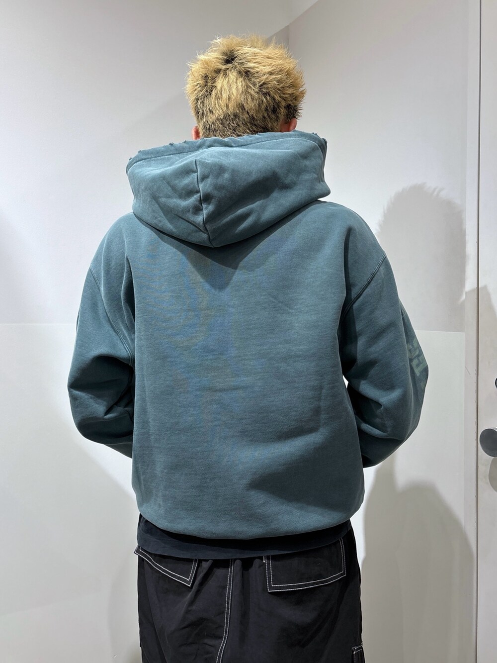 ブラック系のカーゴパンツ、グリーン系のパーカーを着用したメンズの冬コーディネートの6枚目の写真