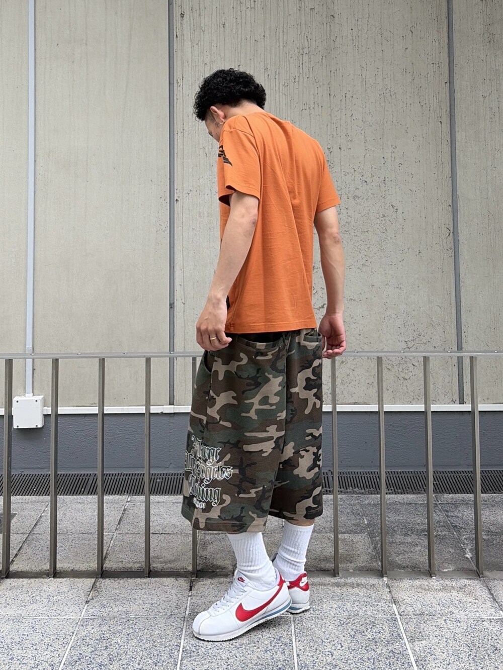 オレンジ系のTシャツ/カットソー、その他のその他パンツを着用したメンズの夏コーディネートの4枚目の写真