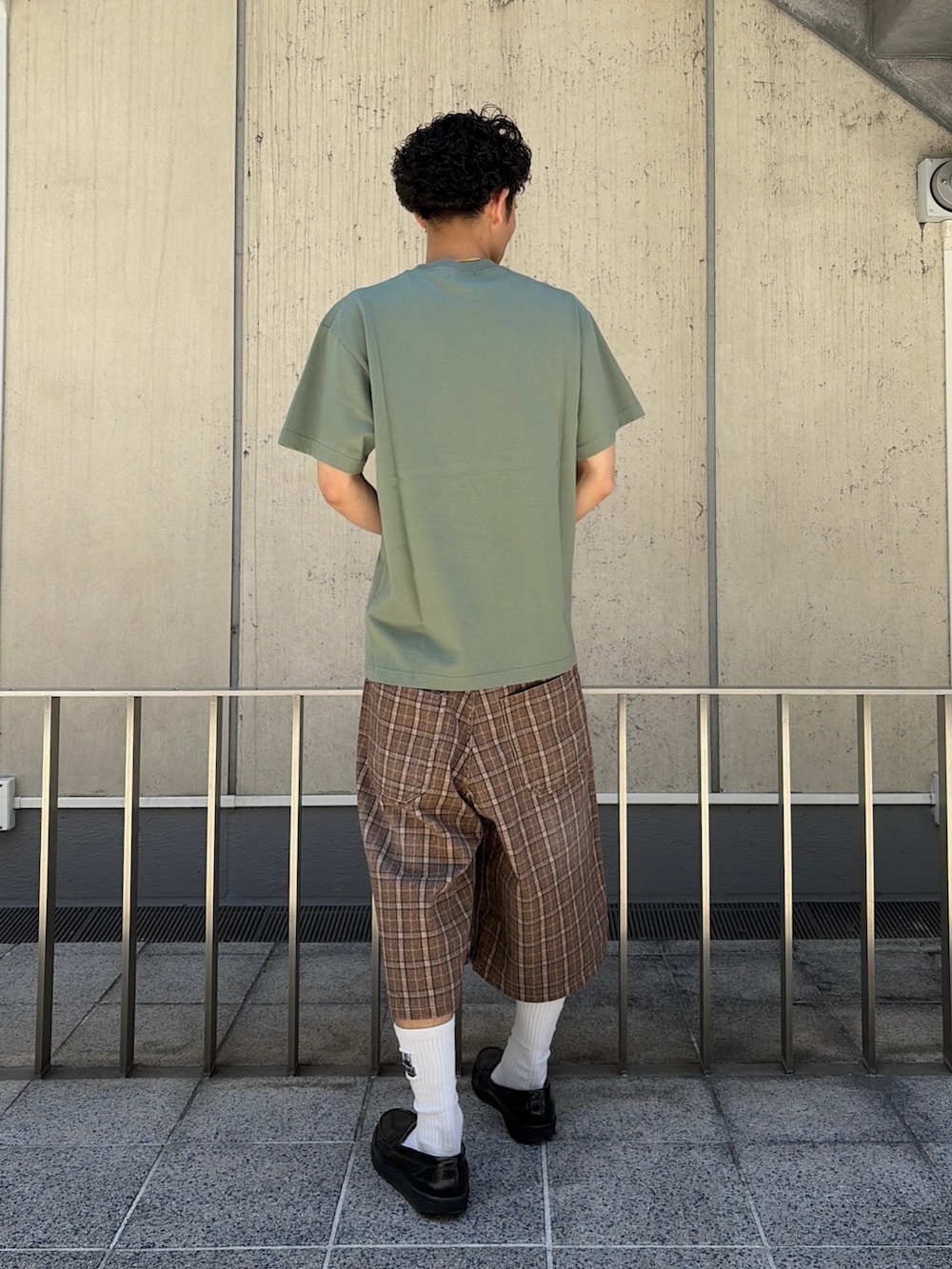 ホワイト系のTシャツ/カットソー、その他のその他パンツを着用したメンズの春コーディネートの4枚目の写真