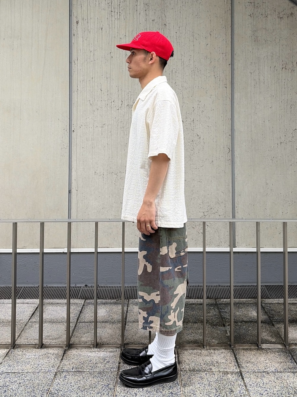 ホワイト系のシャツ/ブラウス、その他のその他パンツ、レッド系のキャップを着用したメンズの夏コーディネートの2枚目の写真