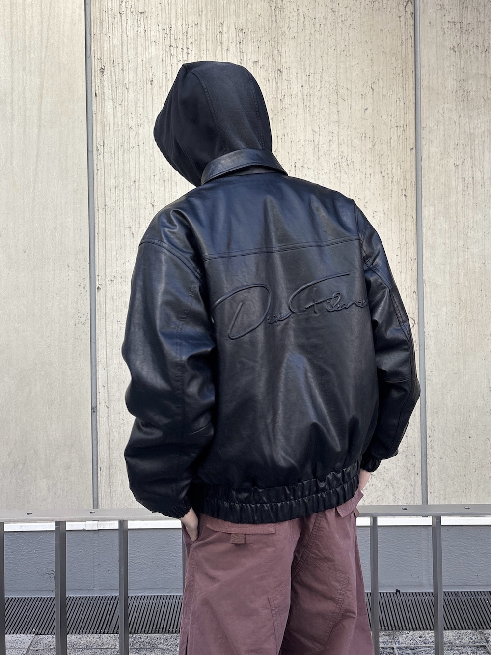 ブラック系のパーカー、ブラック系のその他アウター、ブラック系のカーゴパンツを着用したメンズの冬コーディネートの7枚目の写真