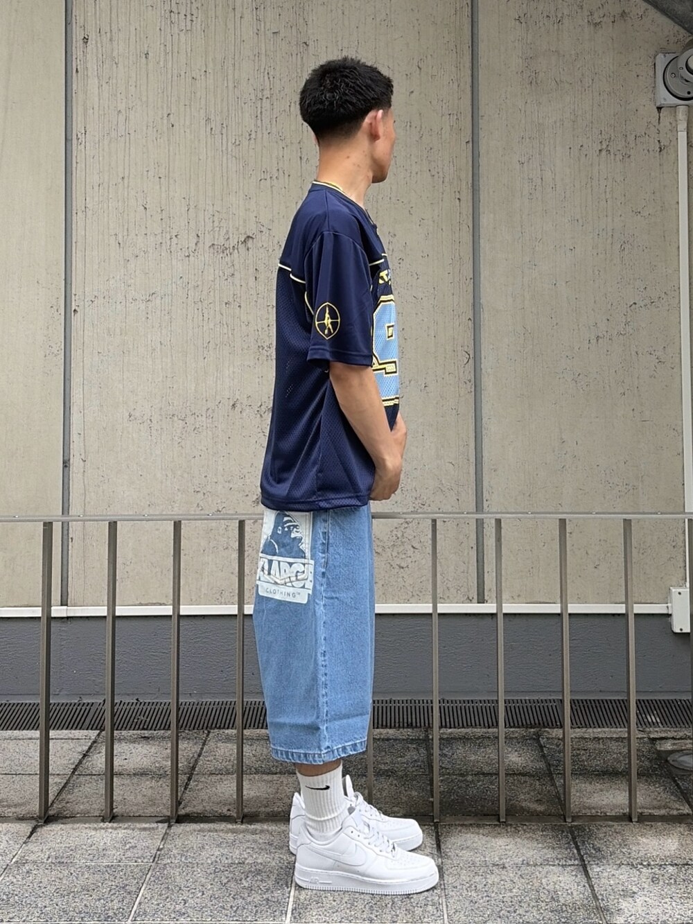 ホワイト系のTシャツ/カットソー、ブルー系のデニムパンツを着用したメンズの夏コーディネートの3枚目の写真
