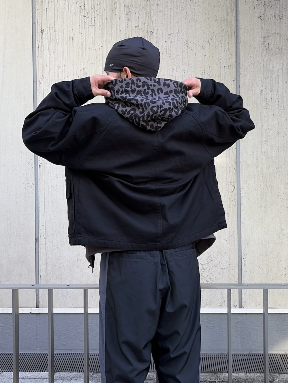 ホワイト系のパーカー、ブラック系のブルゾン、レッド系のその他パンツを着用したメンズの秋コーディネートの10枚目の写真
