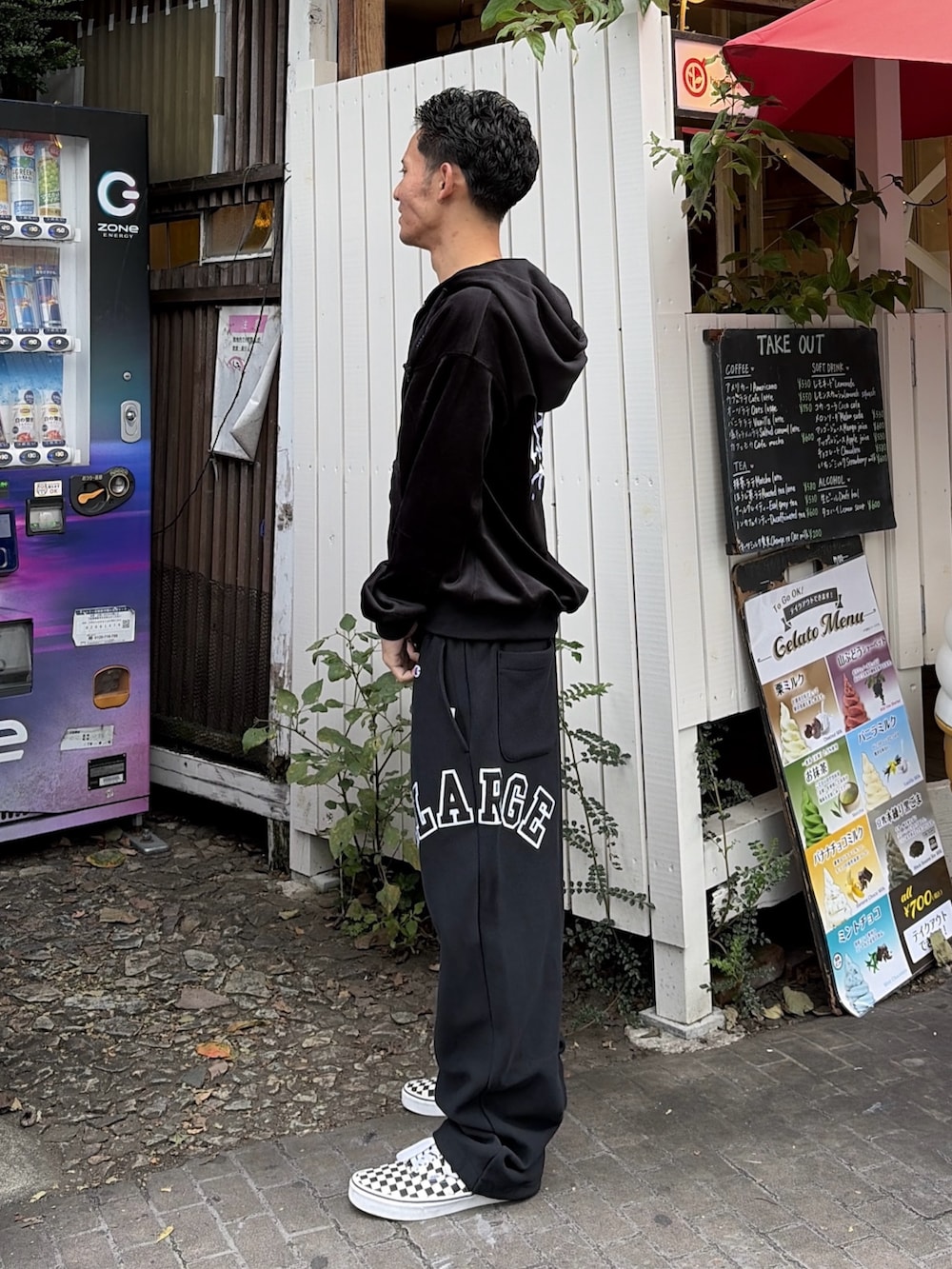 ブラウン系のパーカー、グレー系のスウェットパンツを着用したメンズの秋コーディネートの2枚目の写真