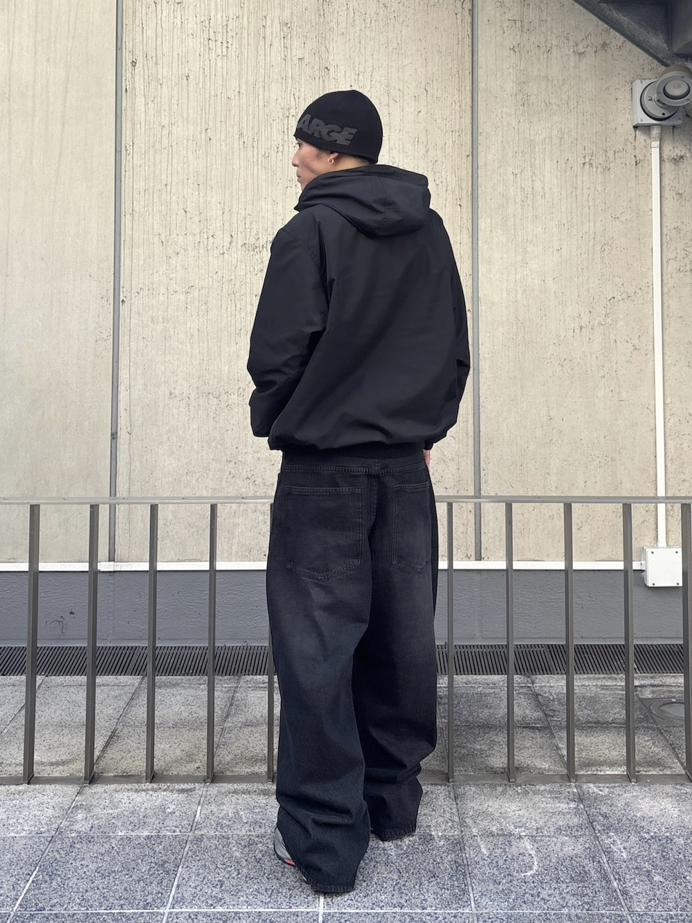 ブラック系のその他アウター、ブラック系のデニムパンツ、ブラック系のニット/セーターを着用したメンズの冬コーディネートの5枚目の写真