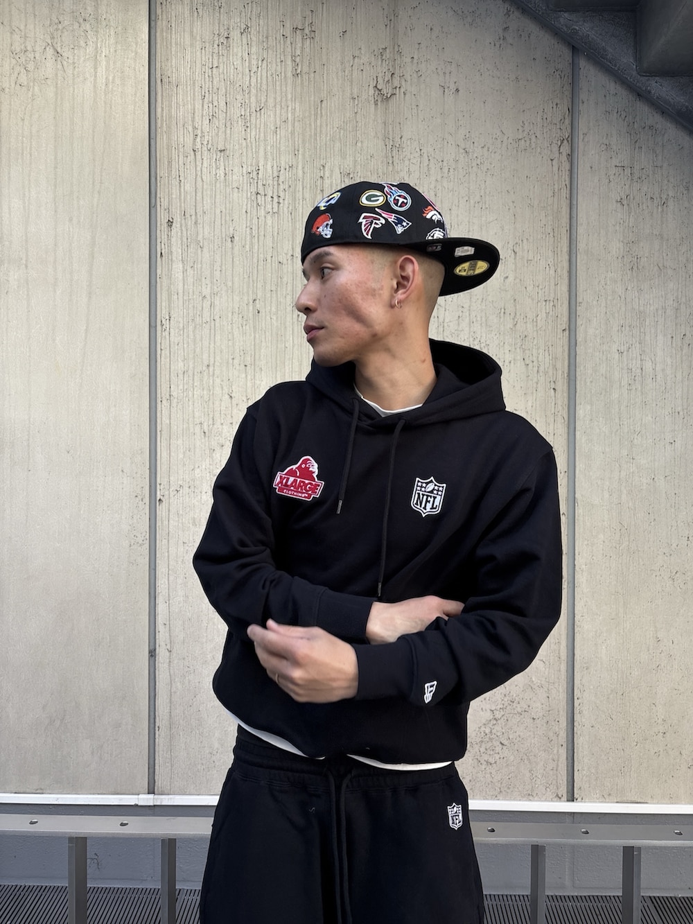 ブラック系のブルゾン、ブラック系のパーカー、ブラック系のスウェットパンツを着用したメンズの冬コーディネートの10枚目の写真