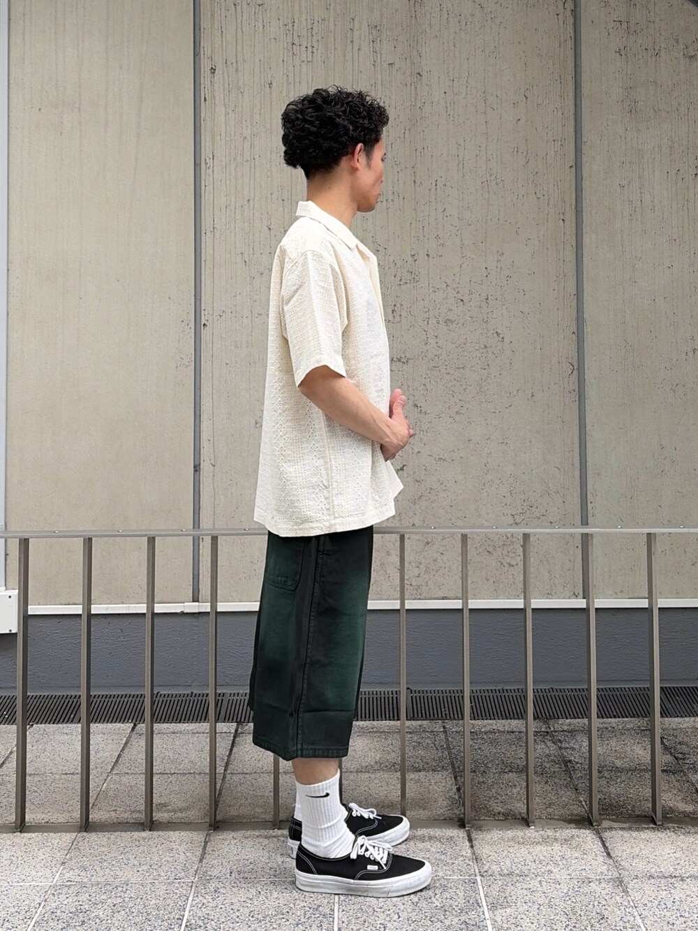 ホワイト系のシャツ/ブラウス、グリーン系のその他パンツを着用したメンズの春コーディネートの3枚目の写真