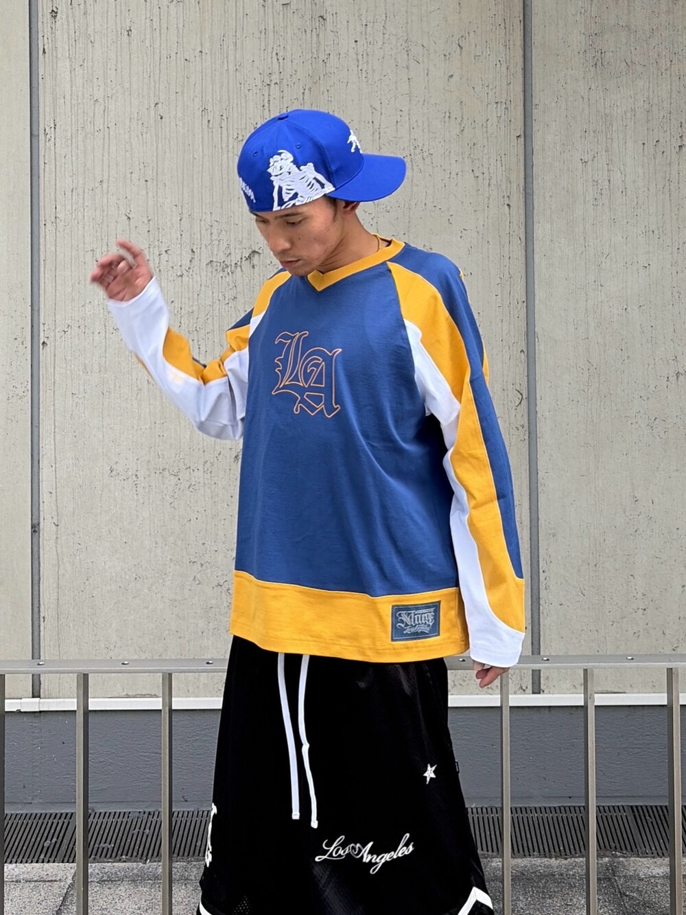 ブラック系のその他パンツ、ブルー系のTシャツ/カットソー、ブルー系のキャップを着用したメンズの夏コーディネートの6枚目の写真
