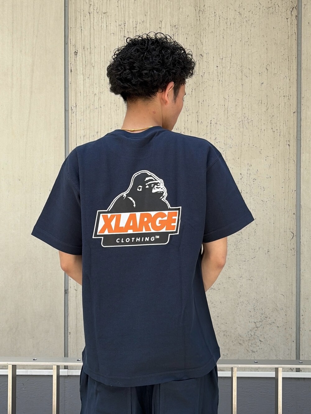 ブルー系のTシャツ/カットソー、ブルー系のスウェットパンツを着用したメンズの春コーディネートの6枚目の写真