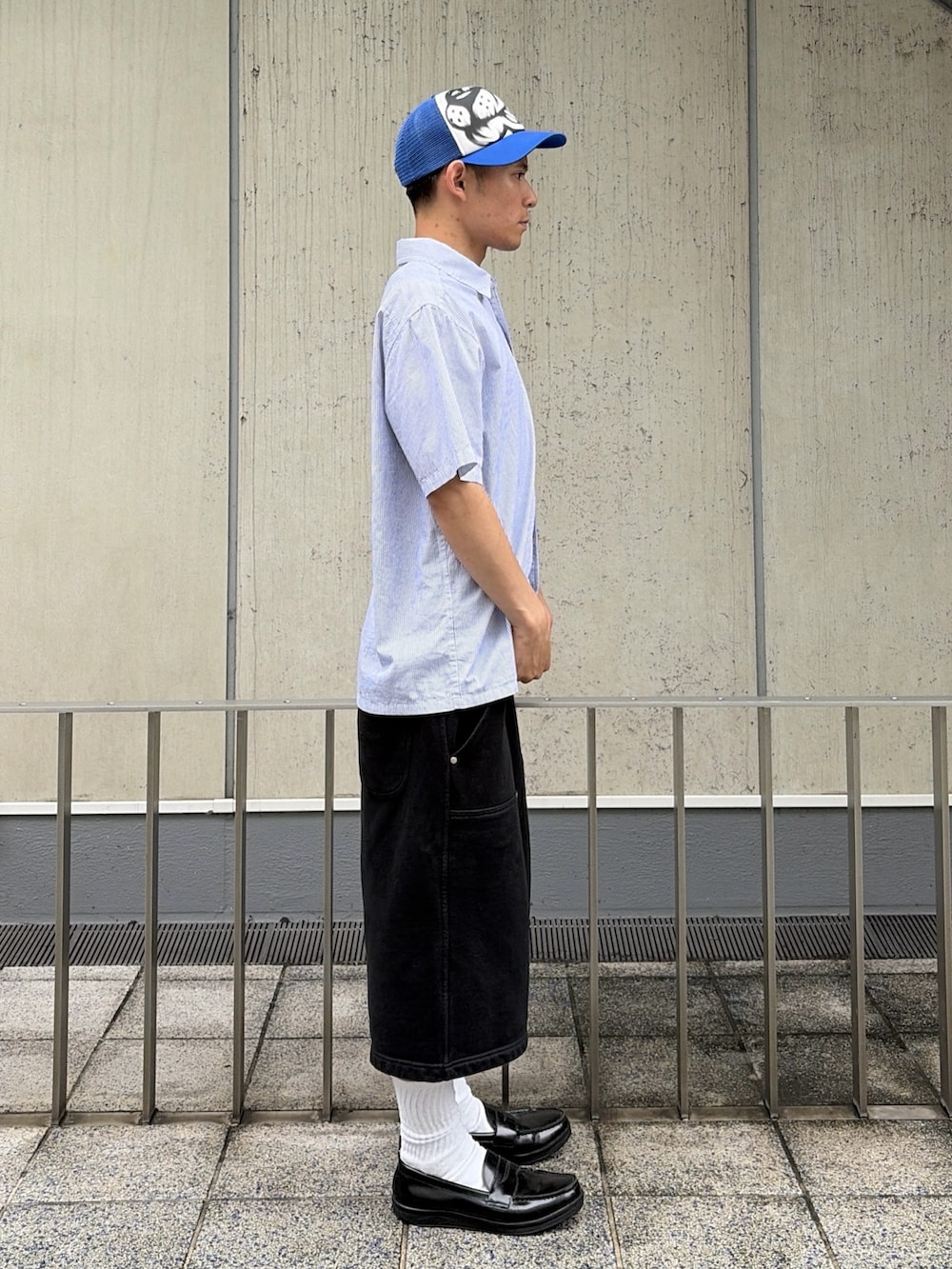 ホワイト系のシャツ/ブラウス、グレー系のスウェットパンツ、ブルー系のキャップを着用したメンズの夏コーディネートの4枚目の写真