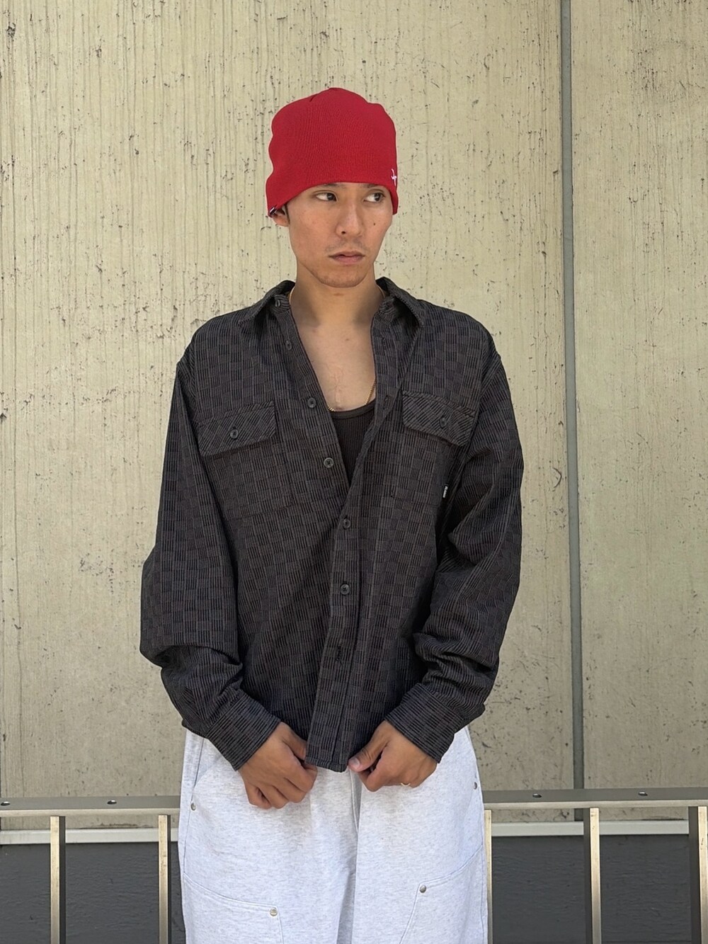 グレー系のスウェットパンツ、ブラック系のシャツ/ブラウス、レッド系のニットキャップ/ビーニーを着用したメンズの夏コーディネートの10枚目の写真