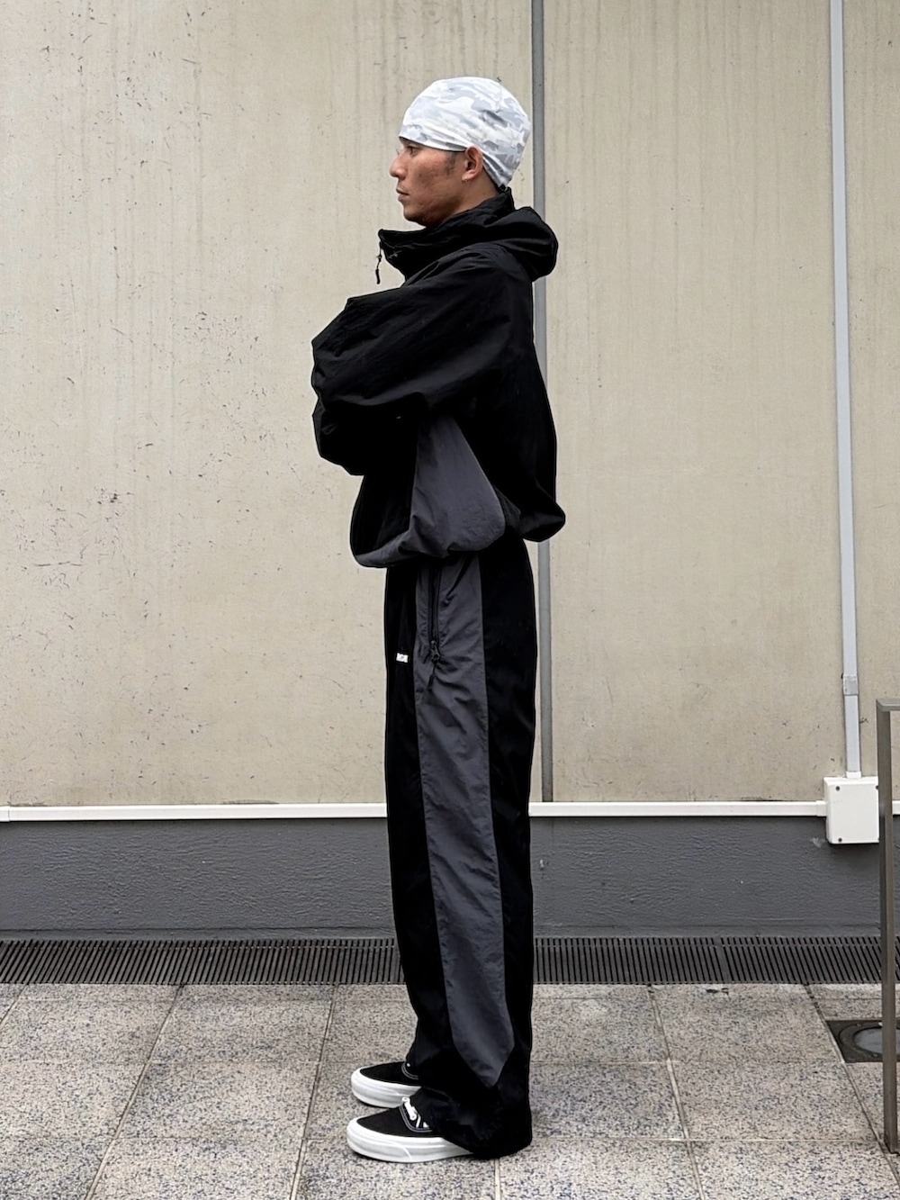 レッド系のナイロンジャケット、レッド系のその他パンツ、その他のニットキャップ/ビーニーを着用したメンズの秋コーディネートの3枚目の写真