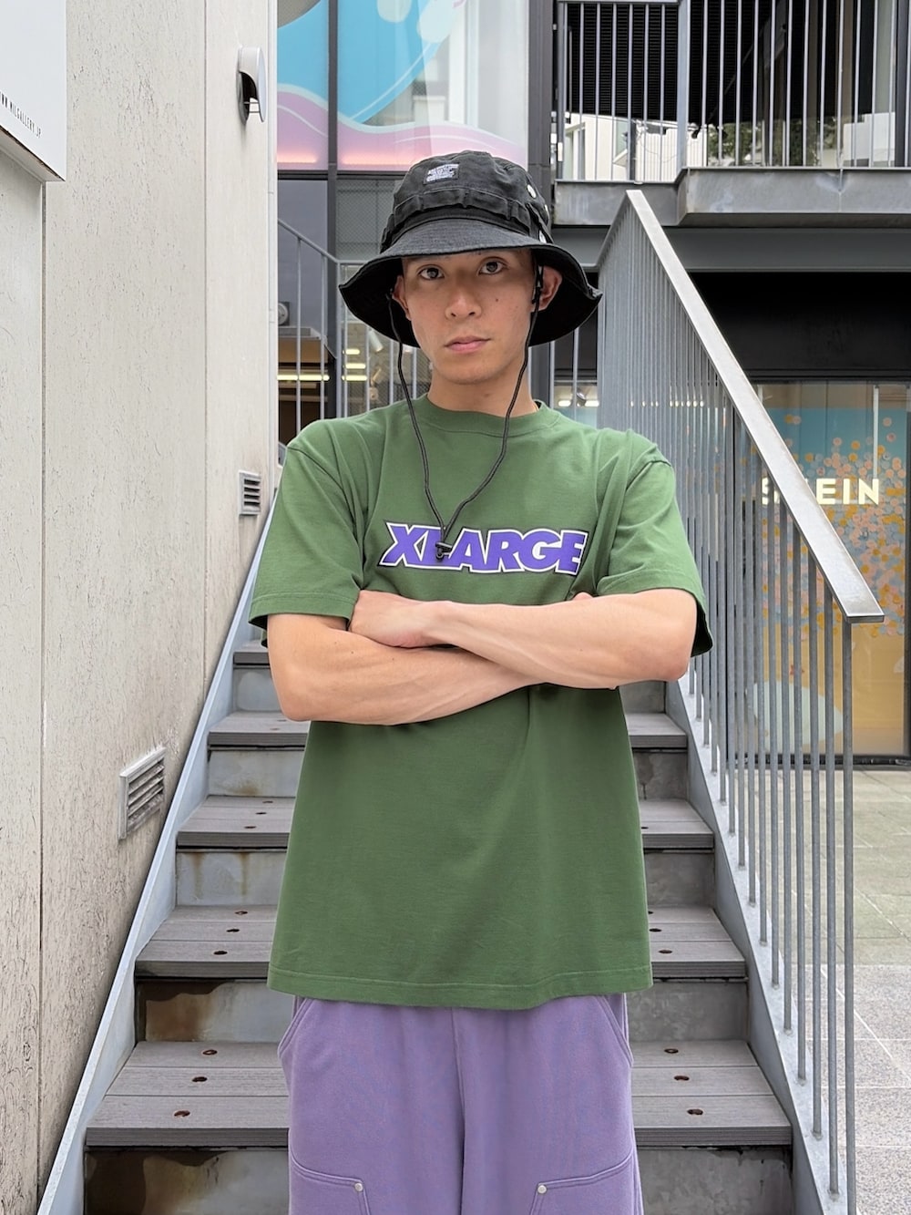 ブラック系のTシャツ/カットソー、グレー系のスウェットパンツ、ブラック系のハットを着用したメンズの夏コーディネートの5枚目の写真