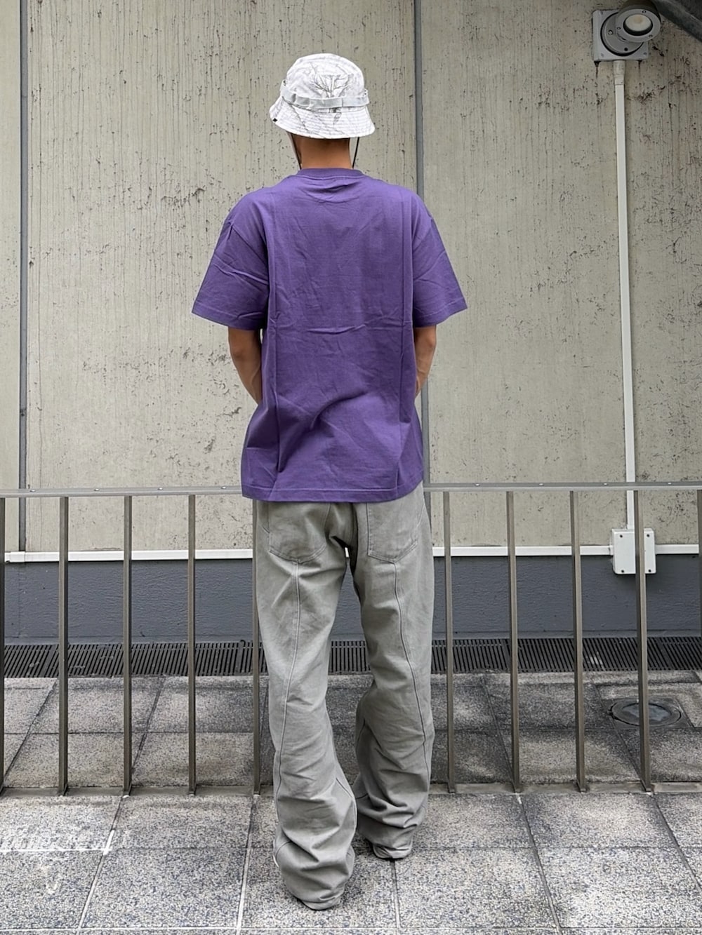 パープル系のTシャツ/カットソー、グレー系のその他パンツ、その他のハットを着用したメンズの夏コーディネートの4枚目の写真