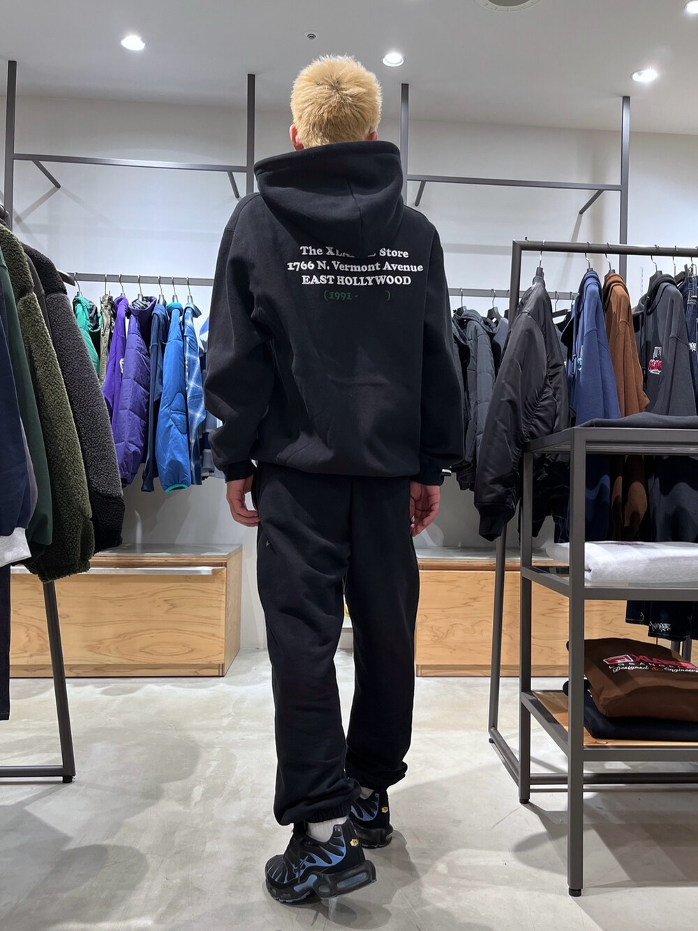 グレー系のパーカー、グレー系のスウェットパンツを着用したメンズの秋コーディネートの4枚目の写真