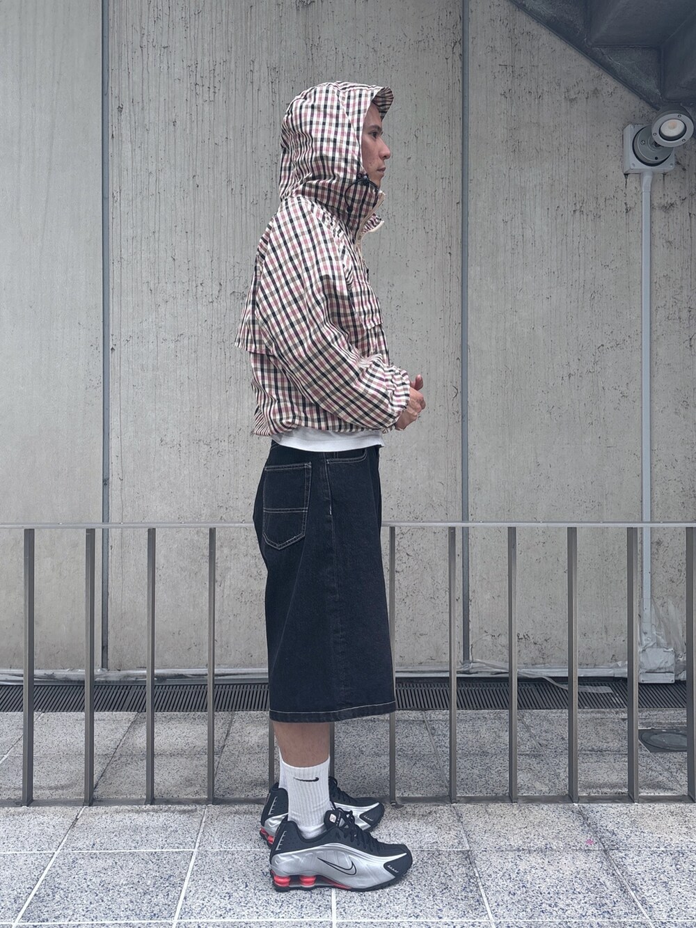 ピンク系のその他アウター、ブラック系のその他パンツを着用したメンズの春コーディネートの3枚目の写真