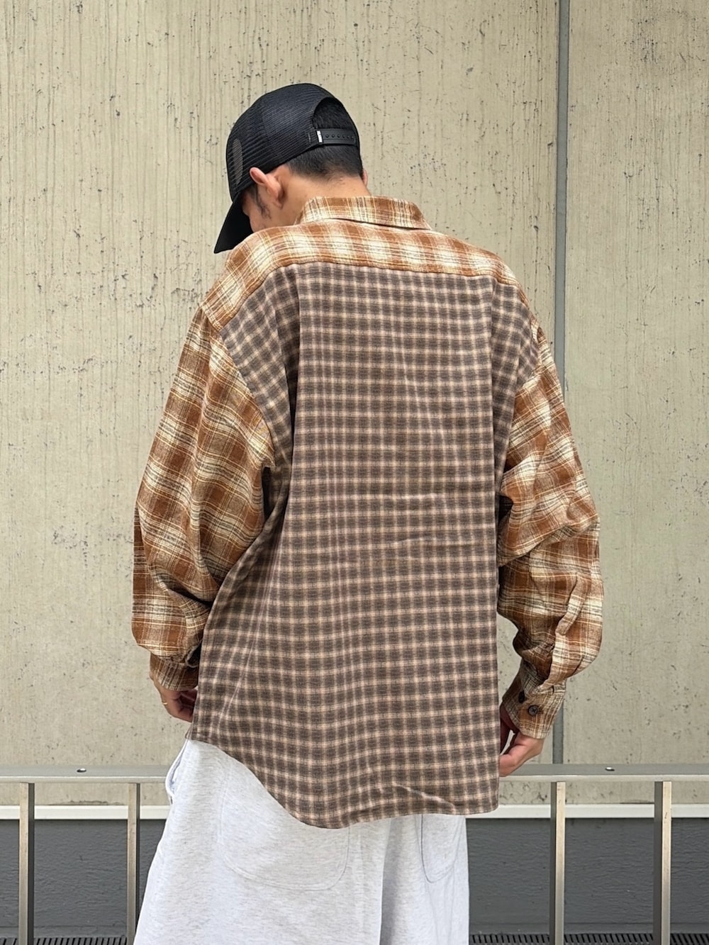 ブラウン系のシャツ/ブラウス、グレー系のスウェットパンツ、ブラック系のキャップを着用したメンズの夏コーディネートの7枚目の写真