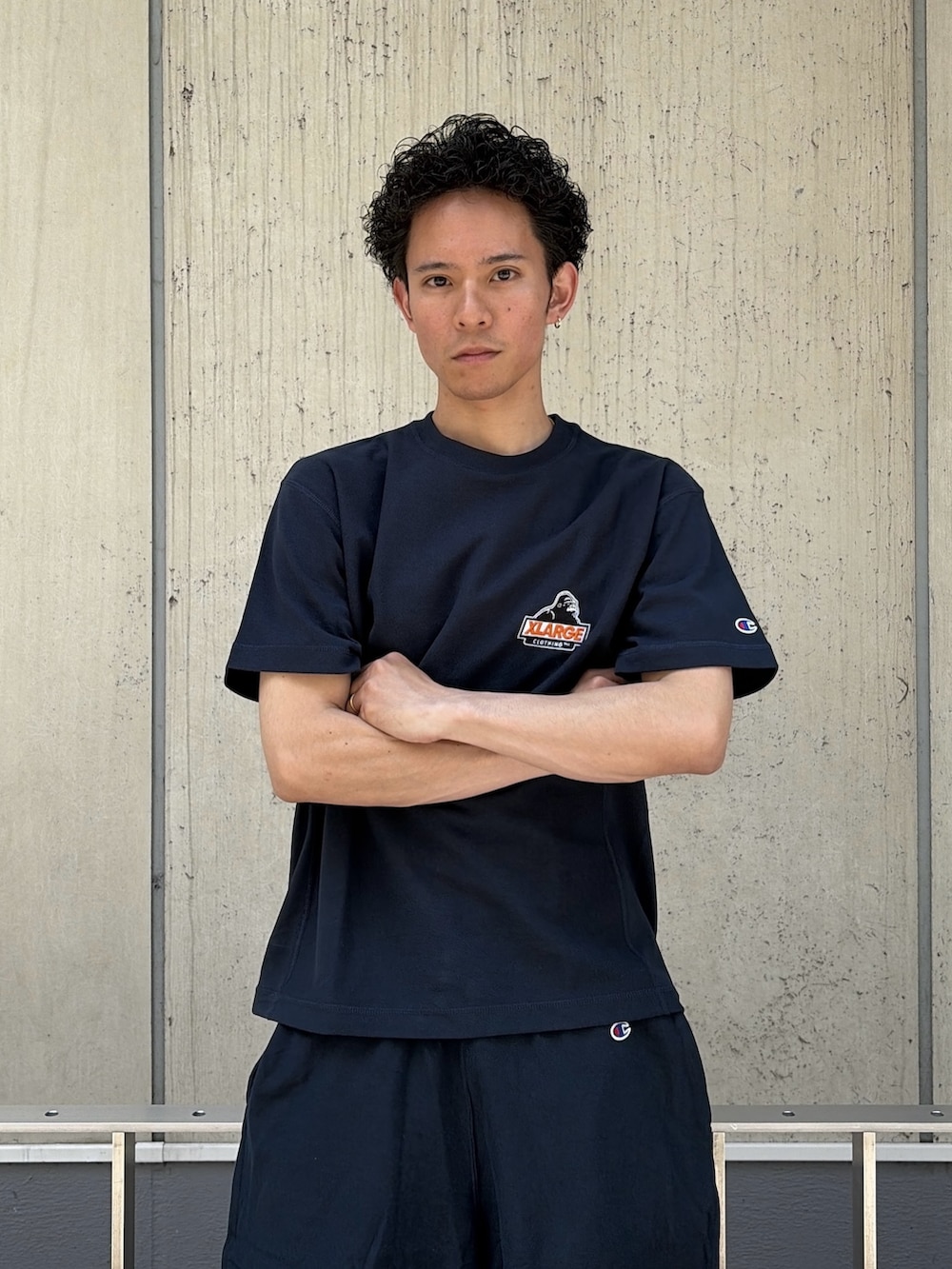 ブルー系のTシャツ/カットソー、ブルー系のスウェットパンツを着用したメンズの春コーディネートの4枚目の写真