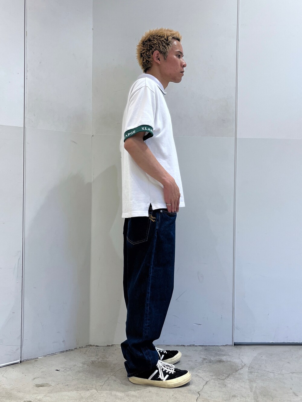 ホワイト系のTシャツ/カットソー、ブルー系のデニムパンツを着用したメンズの夏コーディネートの4枚目の写真