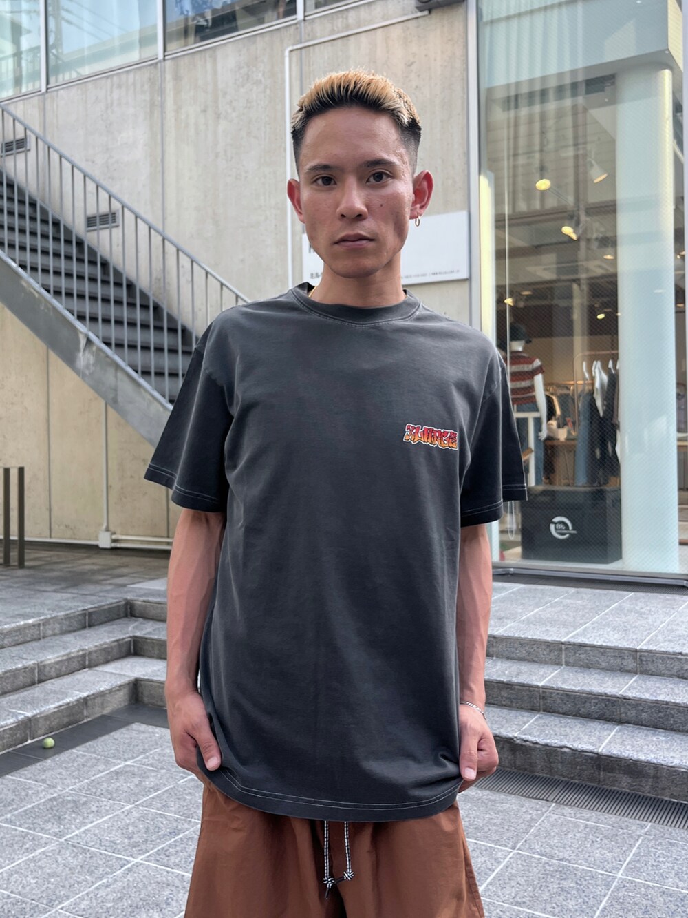 ブラック系のTシャツ/カットソー、ブラウン系のその他パンツを着用したメンズの夏コーディネートの2枚目の写真
