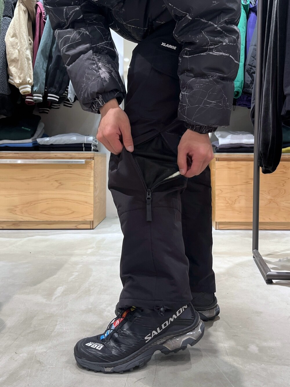 その他のダウンジャケット/コート、ブラック系のその他パンツ、ブラック系のニットキャップ/ビーニーを着用したメンズの冬コーディネートの10枚目の写真