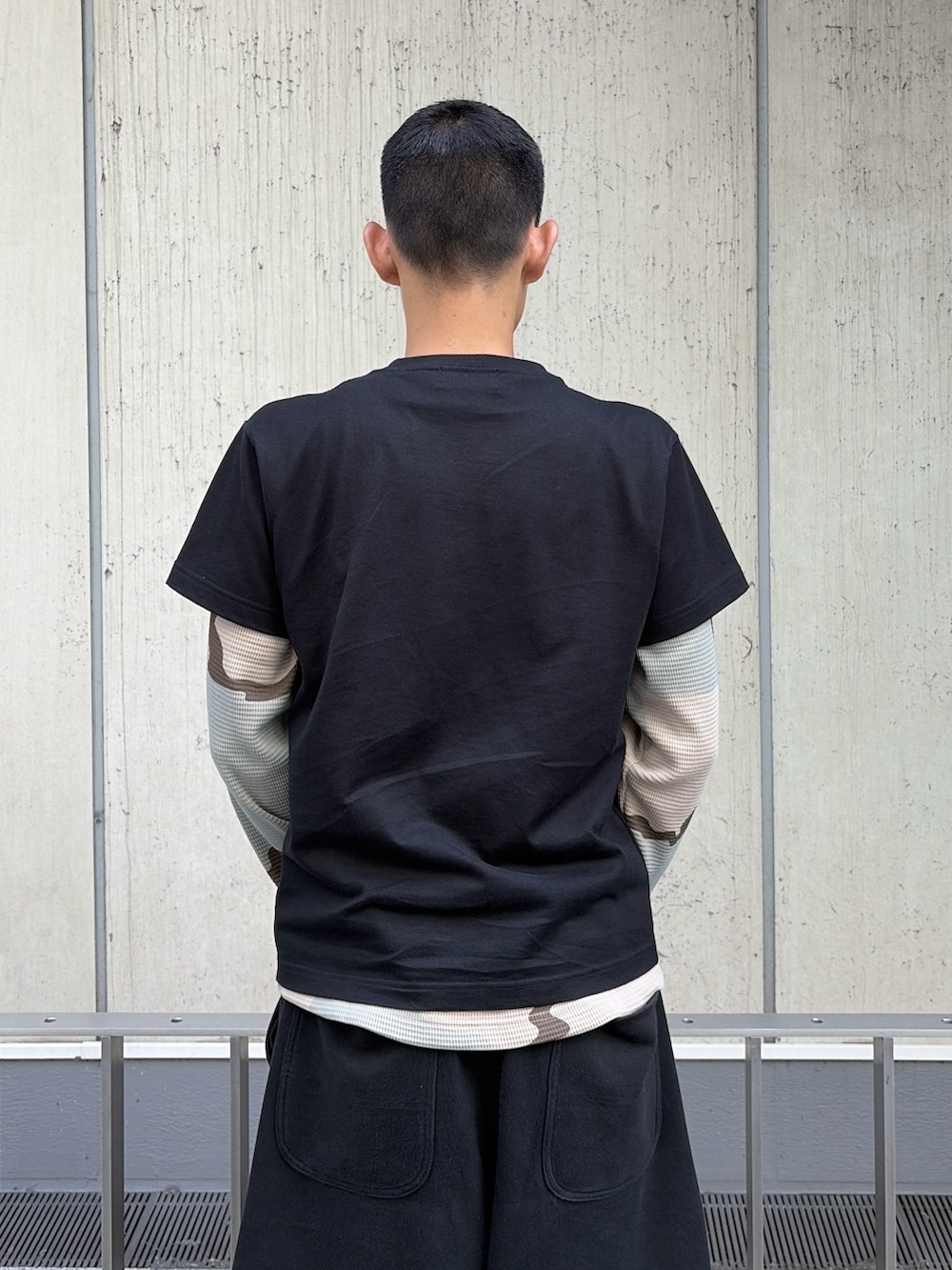 ピンク系のTシャツ/カットソー、その他のTシャツ/カットソー、グレー系のスウェットパンツを着用したメンズの夏コーディネートの6枚目の写真