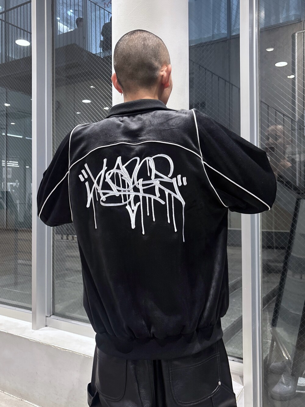 ブラック系のブルゾンを着用したメンズの秋コーディネートの6枚目の写真