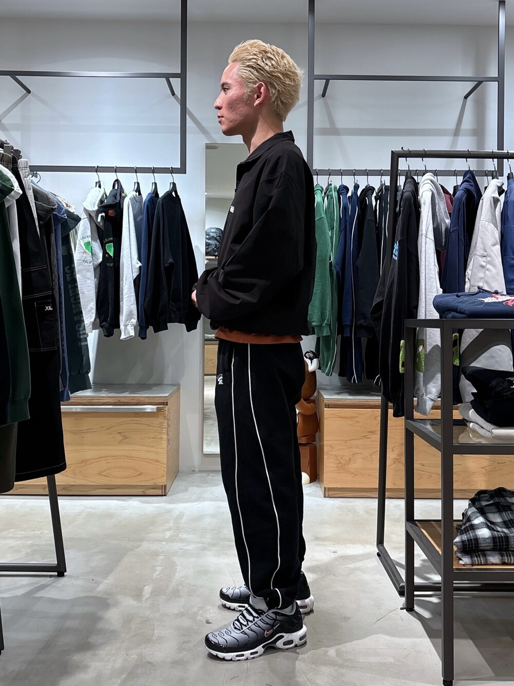 ブラック系のスウェットパンツ、ブラック系のブルゾンを着用したメンズの冬コーディネートの3枚目の写真