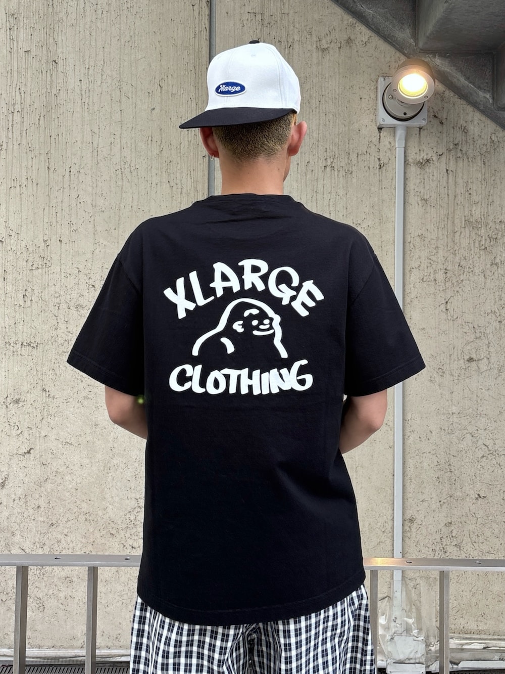 ブラック系のTシャツ/カットソー、ブルー系のその他パンツ、ホワイト系のキャップを着用したメンズの春コーディネートの7枚目の写真