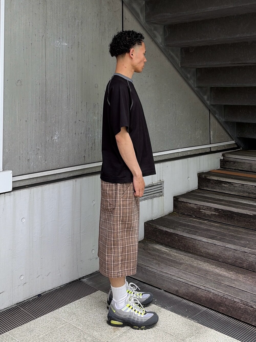 ブラック系のTシャツ/カットソー、その他のその他パンツを着用したメンズの春コーディネートの3枚目の写真