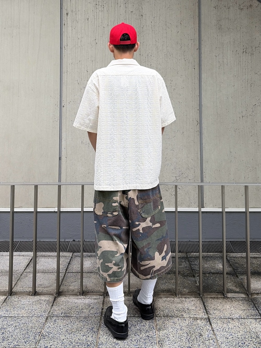 ホワイト系のシャツ/ブラウス、その他のその他パンツ、レッド系のキャップを着用したメンズの夏コーディネートの5枚目の写真