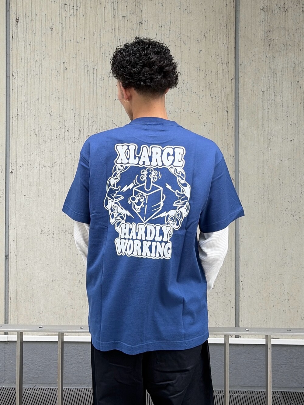 ブルー系のTシャツ/カットソー、ホワイト系のTシャツ/カットソー、ブラック系のその他パンツを着用したメンズの夏コーディネートの7枚目の写真