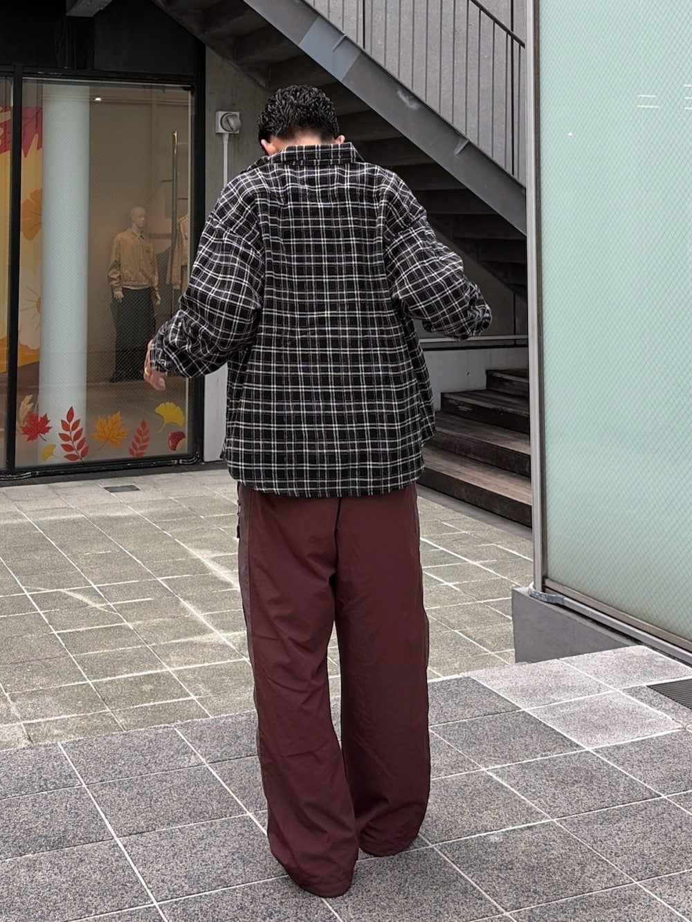 ホワイト系のTシャツ/カットソー、ブラック系のシャツ/ブラウス、レッド系のその他パンツを着用したメンズの秋コーディネートの5枚目の写真