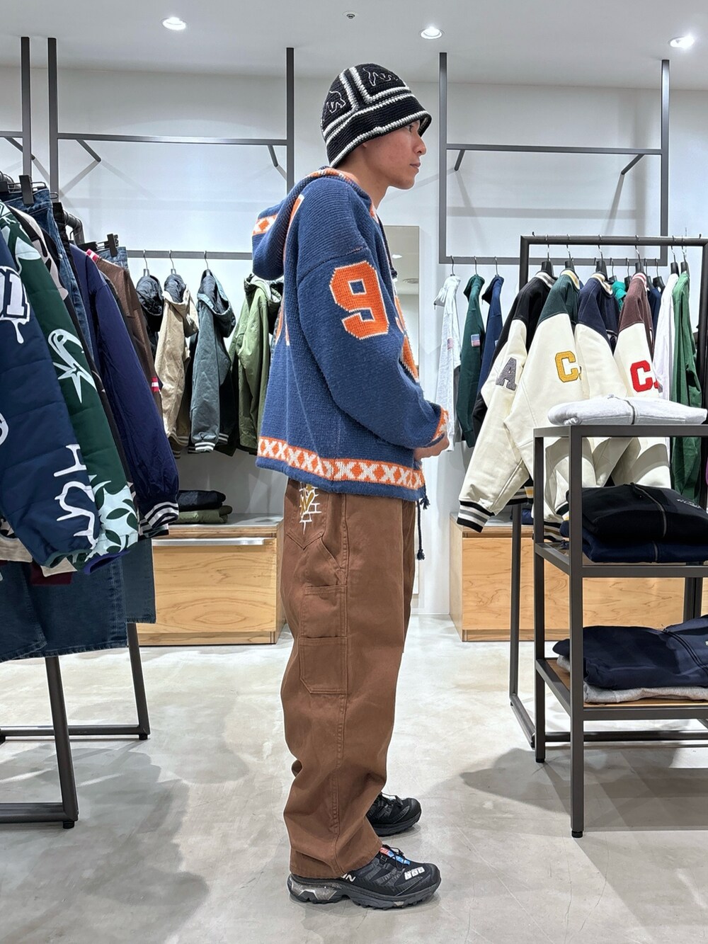 ブルー系のニット/セーター、ブラウン系のその他パンツを着用したメンズの冬コーディネートの3枚目の写真