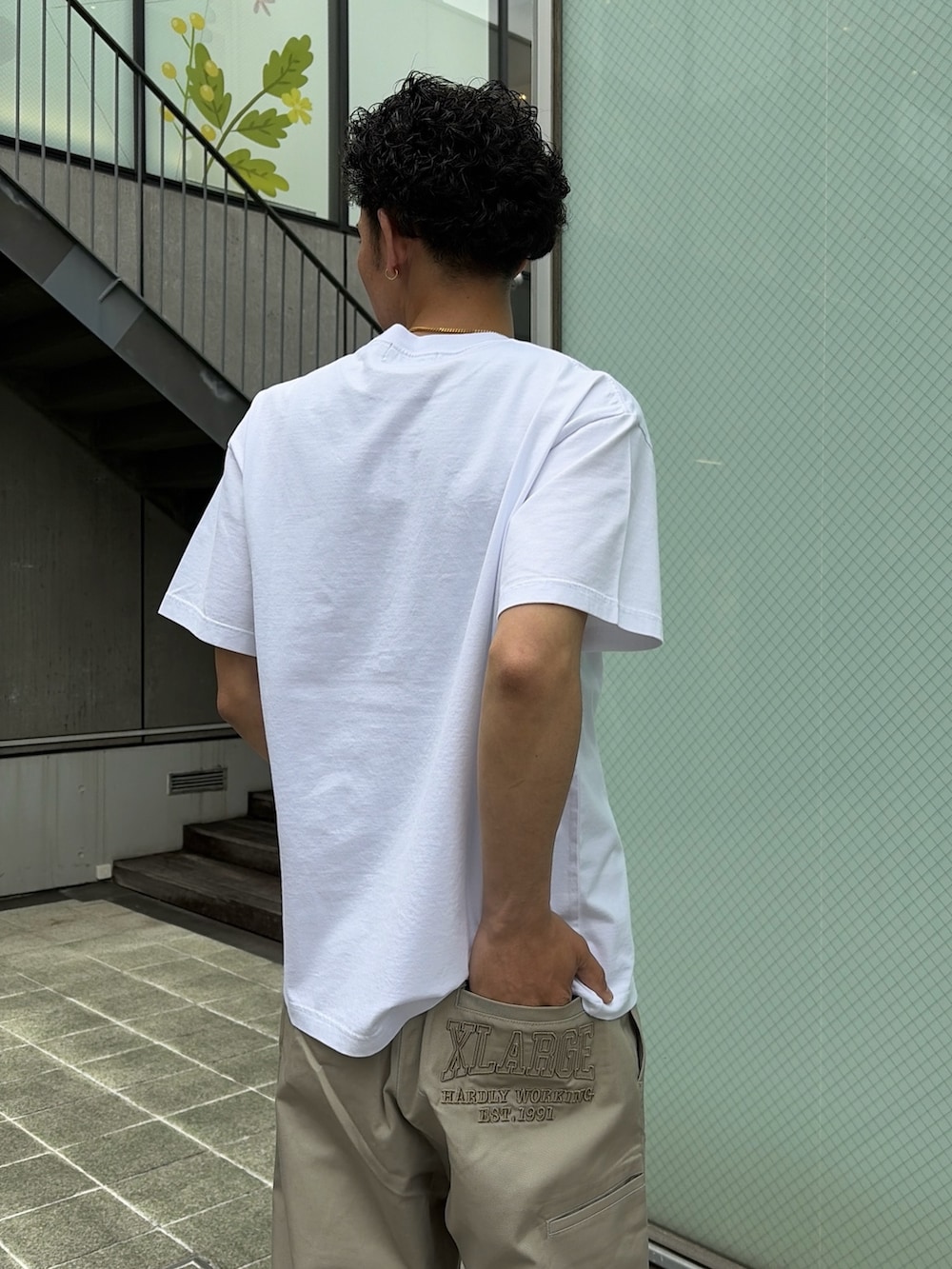 グリーン系のその他パンツ、ホワイト系のTシャツ/カットソーを着用したメンズの春コーディネートの8枚目の写真