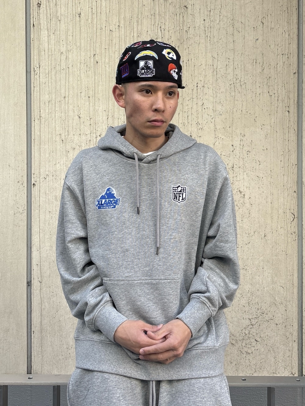 ブラック系のパーカー、ブラック系のスウェットパンツ、ブラック系のキャップを着用したメンズの冬コーディネートの5枚目の写真