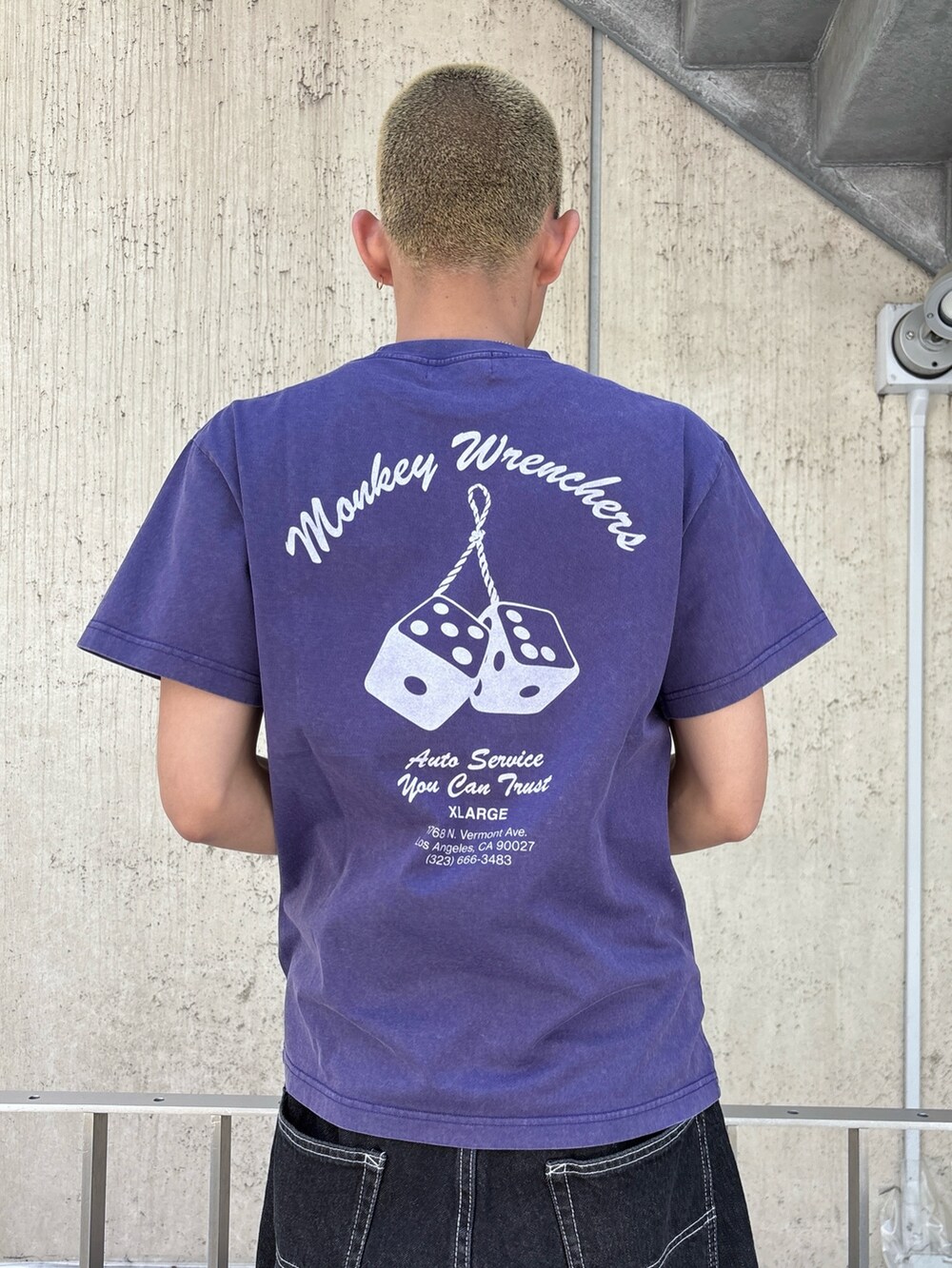 パープル系のTシャツ/カットソー、ブラック系のその他パンツを着用したメンズの春コーディネートの4枚目の写真