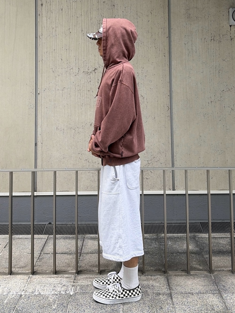 ブラック系のパーカー、グレー系のスウェットパンツ、その他のキャップを着用したメンズの夏コーディネートの4枚目の写真