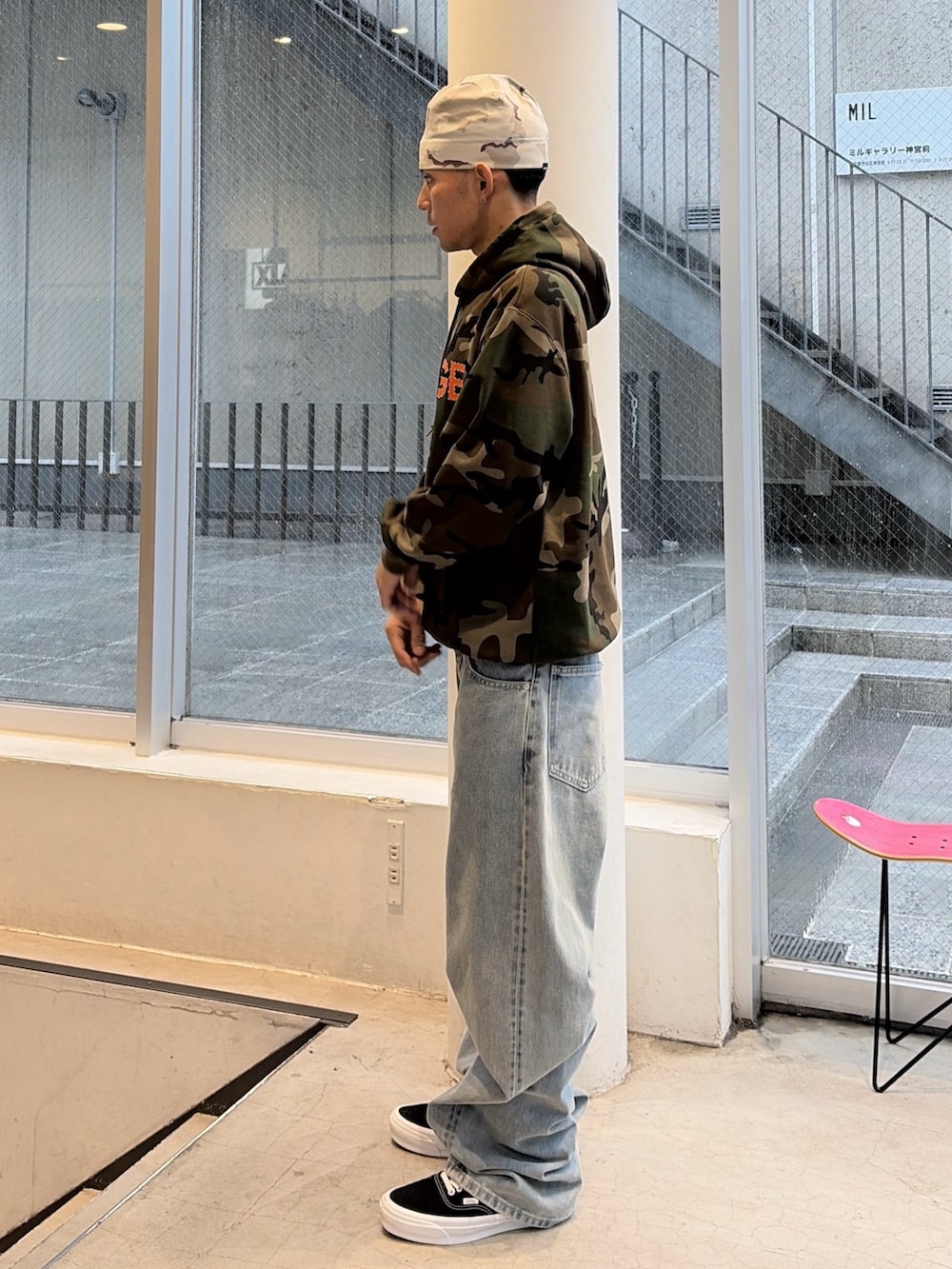 その他のパーカー、ブルー系のデニムパンツ、その他のニットキャップ/ビーニーを着用したメンズの秋コーディネートの2枚目の写真