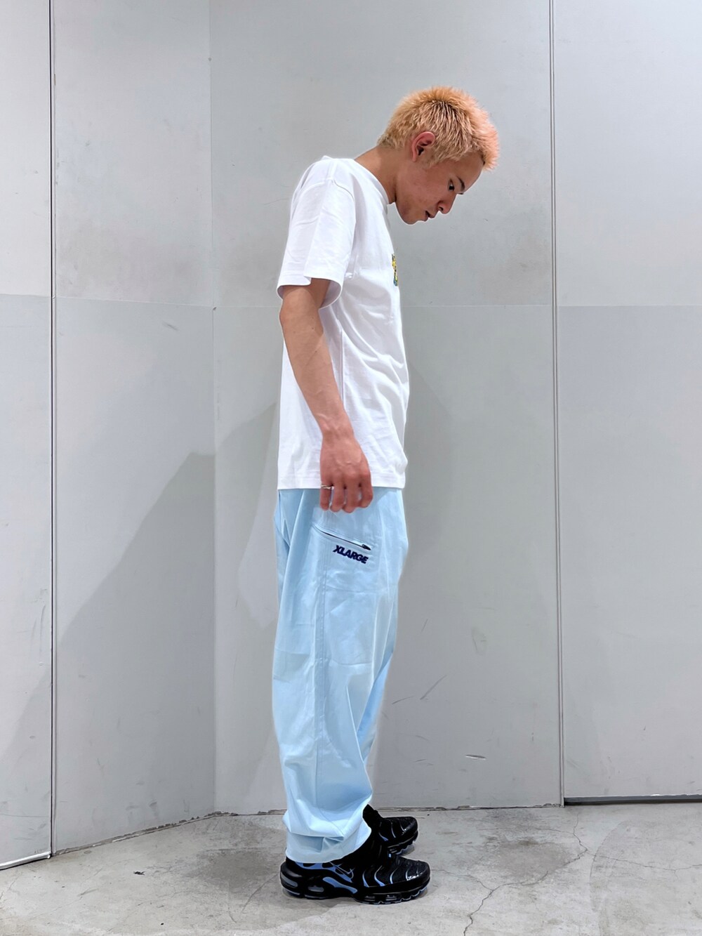 グリーン系のその他パンツ、ホワイト系のTシャツ/カットソーを着用したメンズの夏コーディネートの5枚目の写真