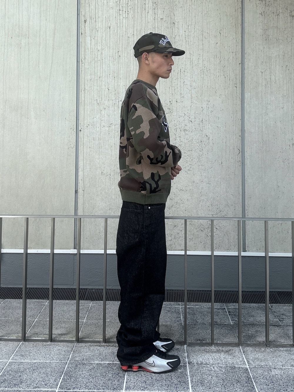 ブラック系のデニムパンツ、その他のニット/セーター、その他のキャップを着用したメンズの秋コーディネートの4枚目の写真