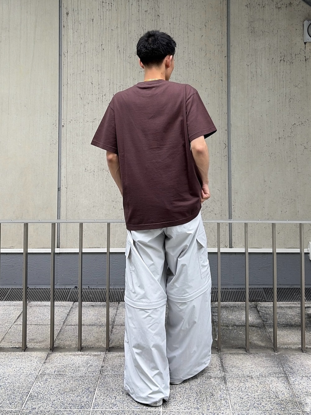 ブラウン系のTシャツ/カットソー、ホワイト系のカーゴパンツを着用したメンズの夏コーディネートの4枚目の写真