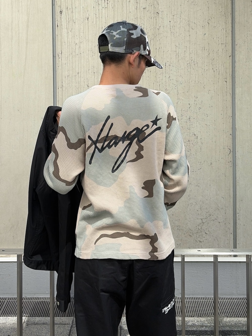 ブラック系のブルゾン、その他のTシャツ/カットソー、ブラック系のその他パンツを着用したメンズの夏コーディネートの10枚目の写真