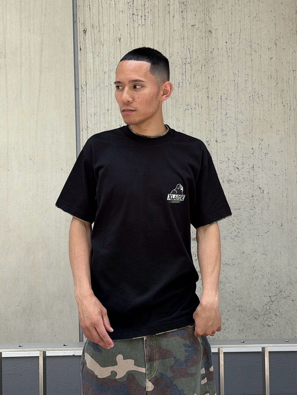 ブラック系のTシャツ/カットソー、その他のその他パンツを着用したメンズの夏コーディネートの6枚目の写真