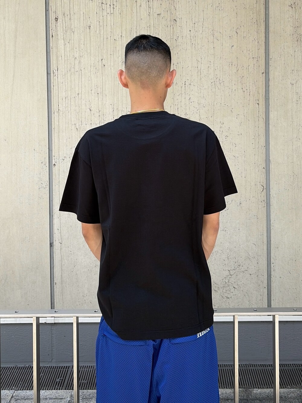 ブラック系のTシャツ/カットソー、ブラック系のその他パンツを着用したメンズの夏コーディネートの7枚目の写真