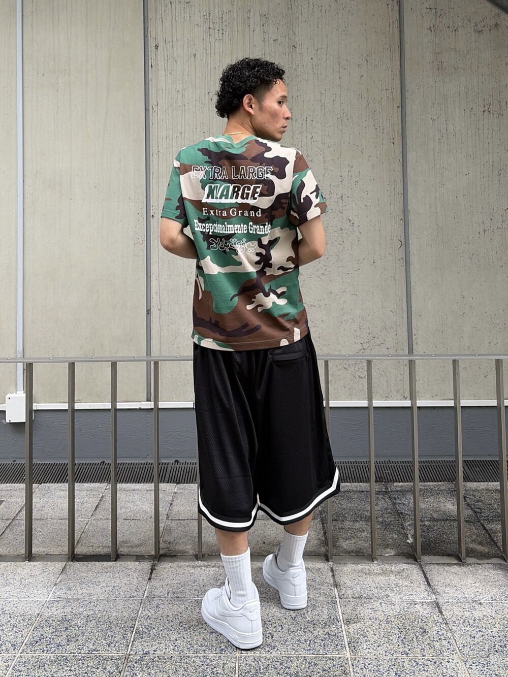 その他のTシャツ/カットソー、ブラック系のその他パンツを着用したメンズの夏コーディネートの5枚目の写真